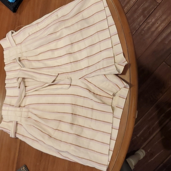 Anthropologie Paperbag waist shorts. Size 8 - Picture 2 of 6